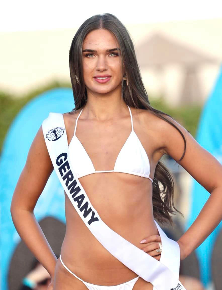 Hai đại diện Đức và Campuchia thu hút với vẻ đẹp hiện đại, cá tính.