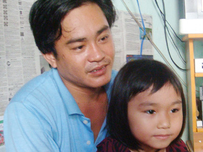 Bé Trần Thị Kim Cương và bố Trần Quang Huy đang kể lại sự việc liên quan đến bảo mẫu Phụng