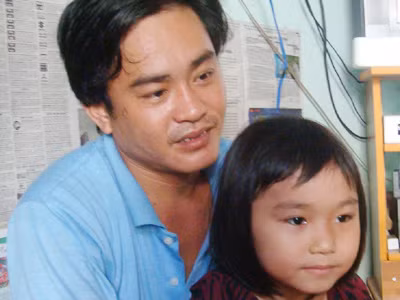 Bé Trần Thị Kim Cương và bố Trần Quang Huy đang kể lại sự việc liên quan đến bảo mẫu Phụng
