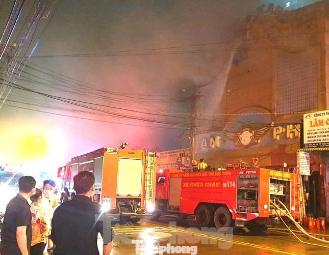 Cháy quán karaoke ở Bình Dương làm 32 người chết Cháy quán karaoke ở Bình Dương làm 32 người chết