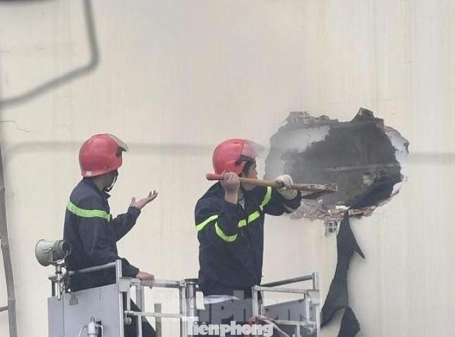 Lực lượng chức năng phá tường cứu người trong vụ cháy quán karaoke ở Bình Dương Lực lượng chức năng phá tường cứu người trong vụ cháy quán karaoke ở Bình Dương