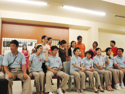 Thanh niên Triều Tiên đồng phục chỉn chu trong đêm giao lưu. Ảnh: T.Đ. Thanh niên Triều Tiên đồng phục chỉn chu trong đêm giao lưu. Ảnh: T.Đ