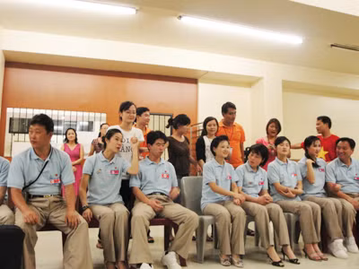 Thanh niên Triều Tiên đồng phục chỉn chu trong đêm giao lưu. Ảnh: T.Đ