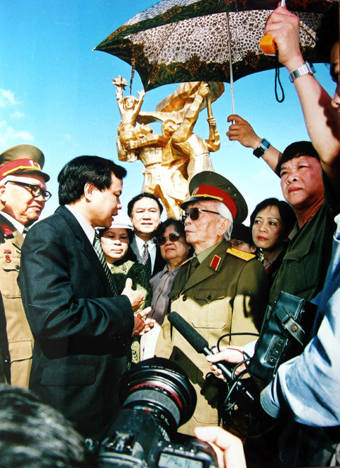 Đồng chí Phạm Quang Nghị, Ủy viên TƯ Đảng, Bộ trưởng Bộ VHTT báo cáo quá trình xây dựng tượng đài Chiến thắng Điện Biên Phủ (sáng 19/4/2004). 