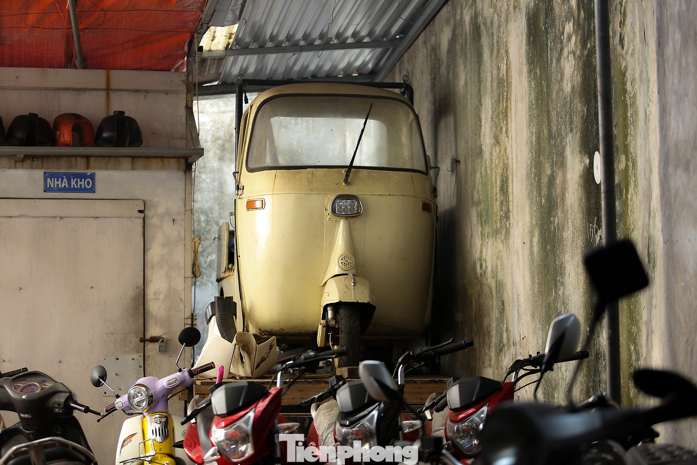 Chiếc xe Vespa 3 bánh được anh treo lên cao làm kỷ niệm.