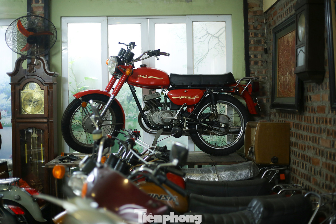 Sau thời gian dài sưu tầm, lên đời, chắt lọc, tìm kiếm và mua đi bán lại từng chiếc xe, anh Cường sở hữu nhiều dòng đặc biệt như: Simson, Jawa, Jawa 350, Vespa,Minsk, Ural 3 bánh,Cup… Chủ yếu các xe được mua trong nước, gắn liền với từng dấu mốc của thời gian, một số ít thì được anh nhập từ nước ngoài như Nhật, Đức…