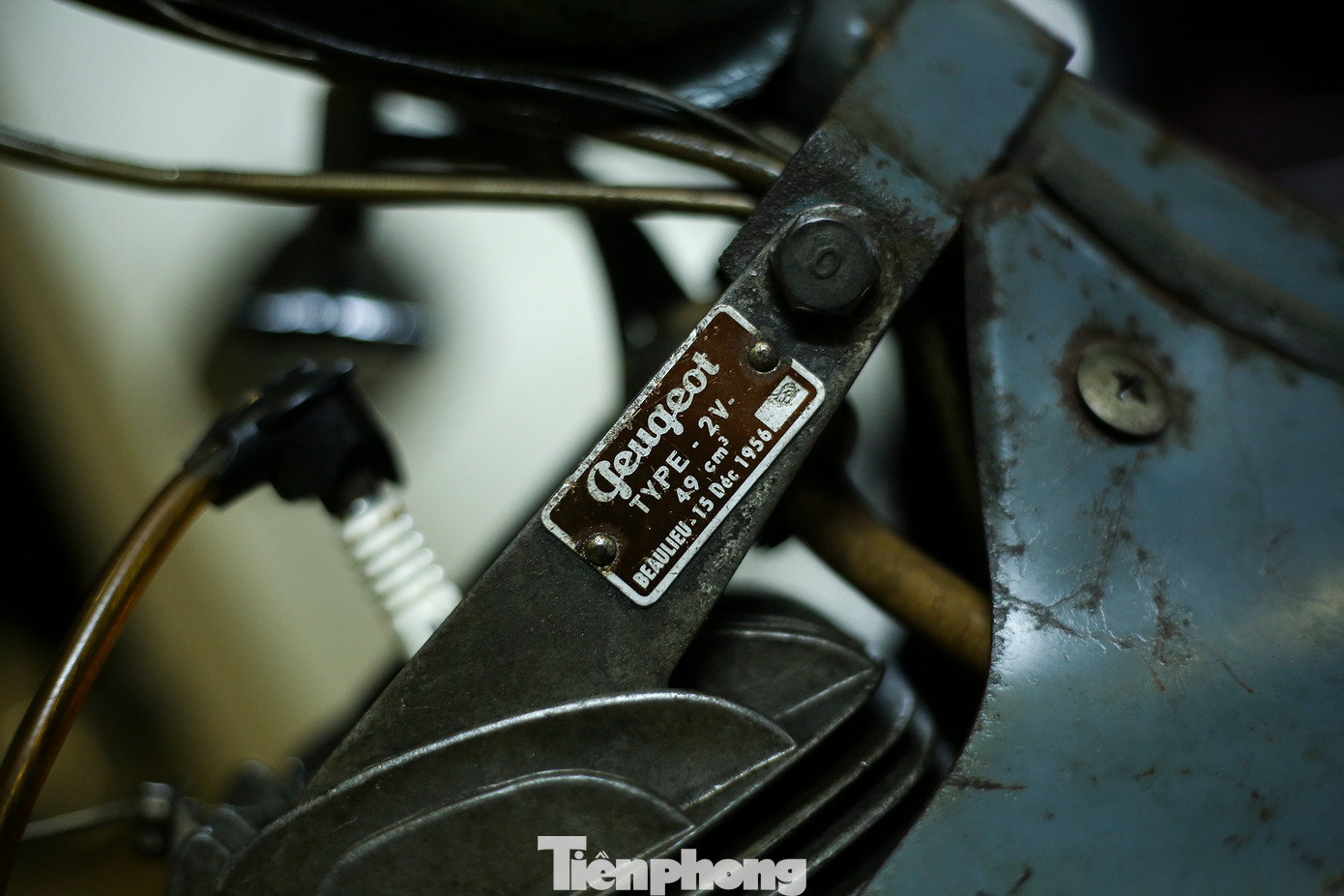 Một chiếc xe máy hiệu Peugeot 1956 nguyên đẹp.