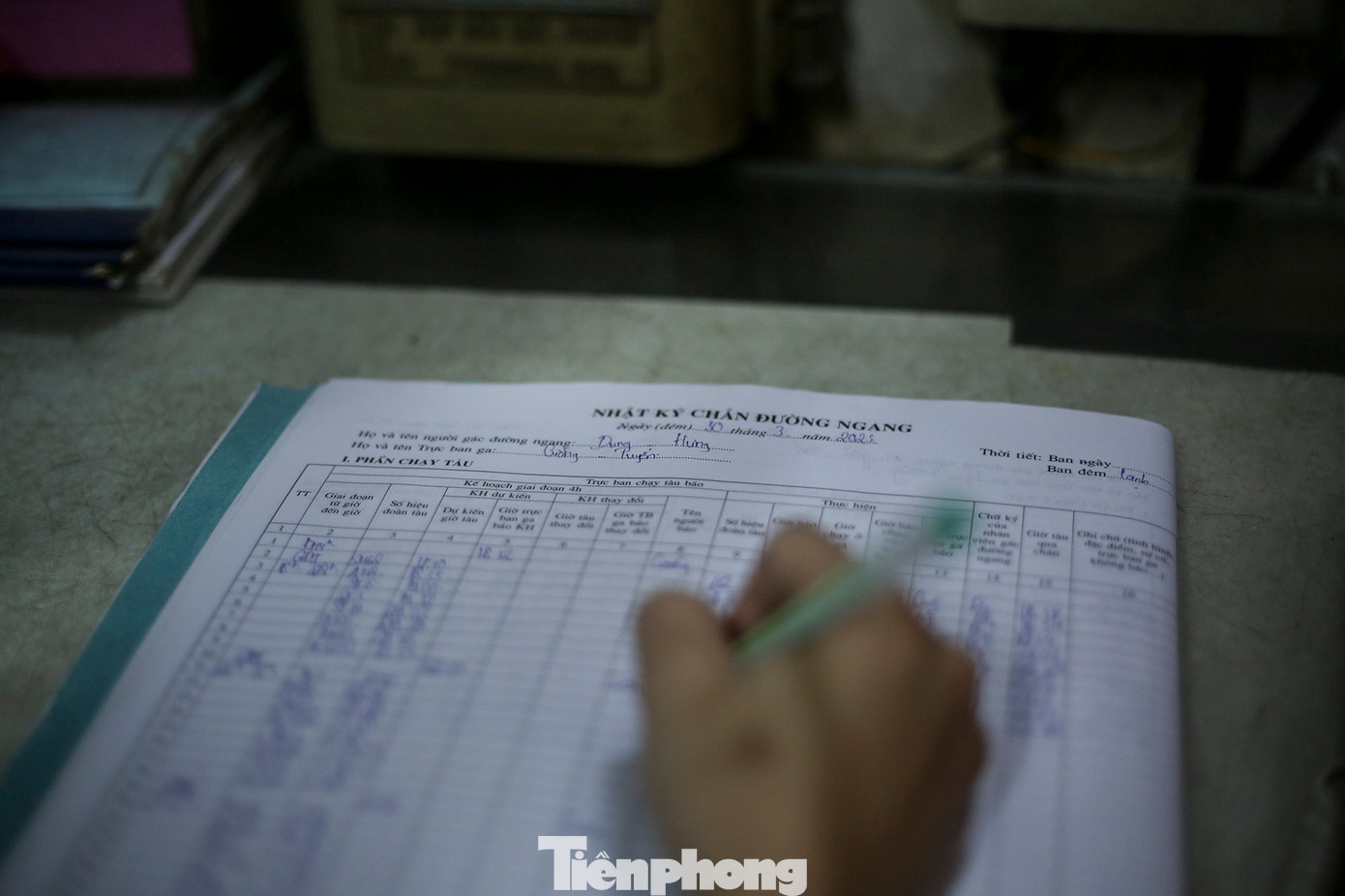 Căng đôi mắt rồi lấy ngón tay dò từng dòng một trên sổ, chị tỉ mẩn ghi từng dòng ký hiệu tàu, giờ tàu chạy qua, thi thoảng chị mới ngoái lại nói vài câu khi được hỏi.