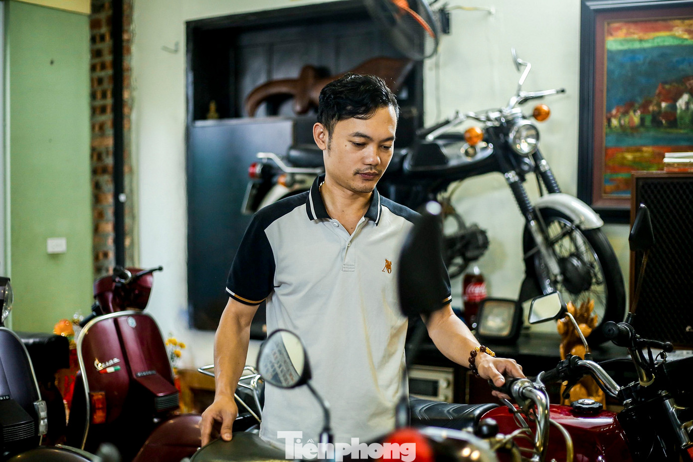 Mỗi ngày, anh Cường dành ra ít nhất 8 tiếng đồng hồ để thiết kế xe, “dọn” xe… biến những chiếc xe cũ kĩ trở nên mới cứng, chuẩn zin, thiết kế đúng nguyên bản nhà sản xuất bằng chính đôi bàn tay khéo léo và niềm đam mê của mình.