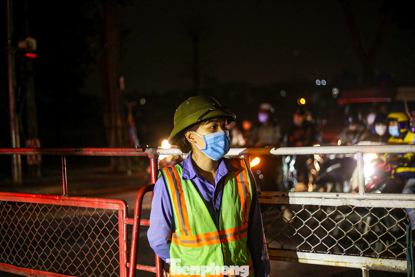 Gác chắn ngang Linh Đàm nằm ở vị trí trung tâm, có lưu lượng người và phương tiện tham gia giao thông lớn. Do vậy, những người trực gác nơi đây luôn trong tâm thế sẵn sàng, chủ động trong mọi tình huống; bởi chỉ một chút lơ là, chủ quan đồng nghĩa phải đánh đổi sự an toàn của cả đoàn tàu và mạng người.