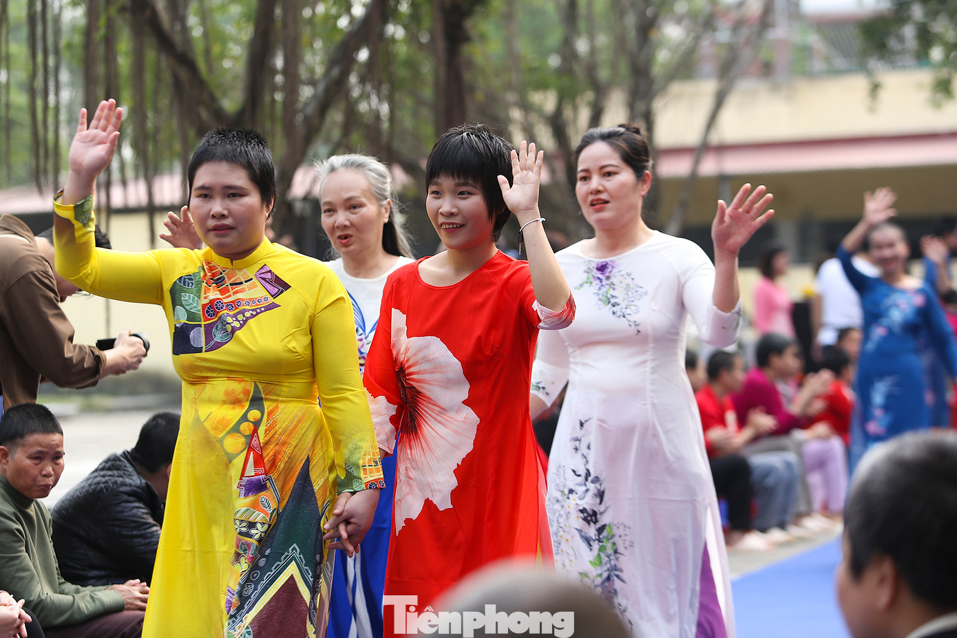 Tú cùng các bệnh nhân khác, những người cô, người chị dù có đôi lúc nhớ nhớ quên quên hay thậm chí còn chẳng biết mình là ai nữa vẫn luôn yêu thương, giúp đỡ nhau chiến thắng bệnh tật, sánh vai bên tà áo dài duyên dáng.