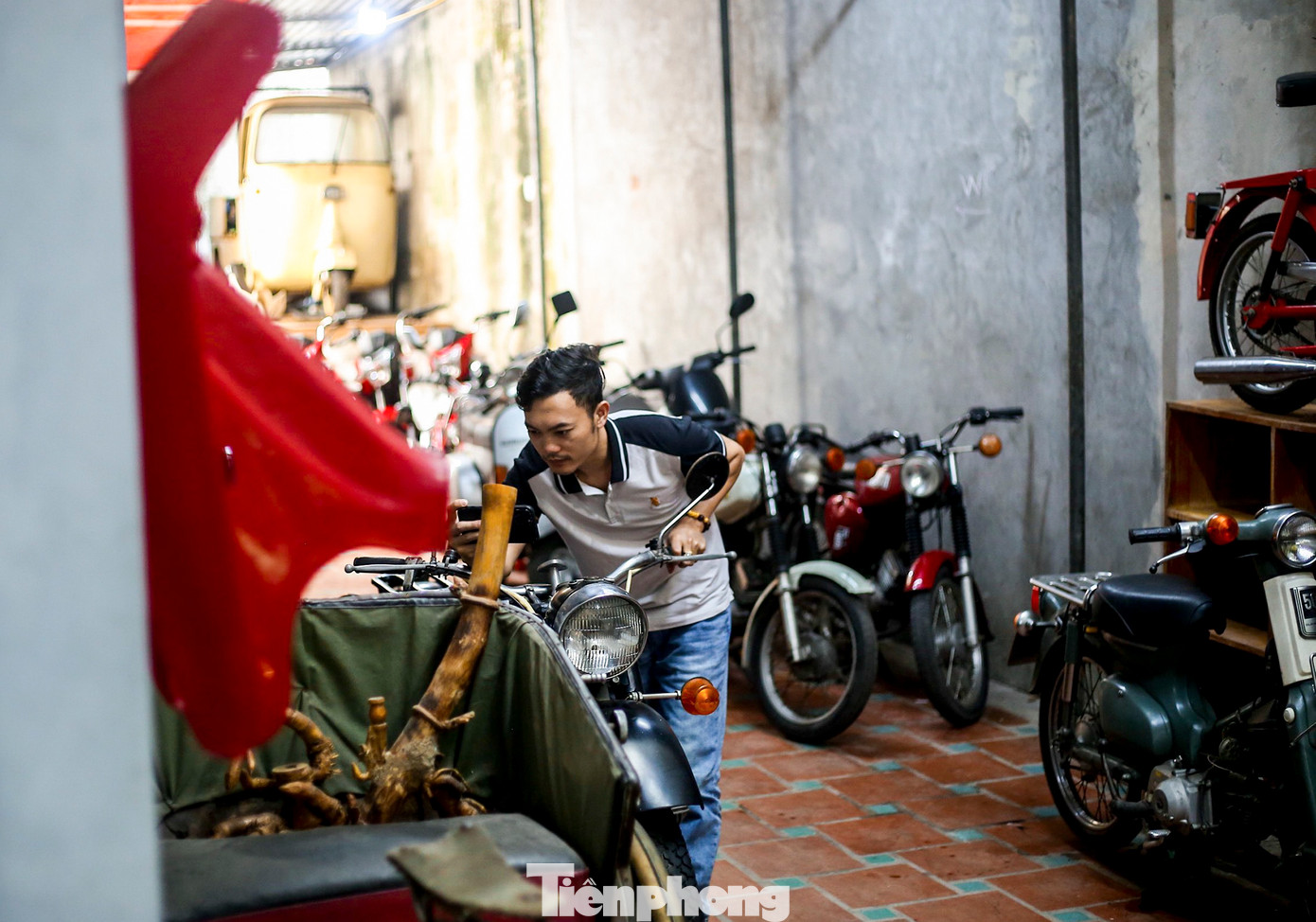 Nếu nói quá trình tìm được tung tích của xe cổ khó cấp độ 1 thì lúc phục dựng chiếc xe khó gấp 5 lần bởi qua thời gian, những người sở hữu chiếc xe cổ đều không biết quý giá trị thật, xe cứ bị quăng quật ở ngoài sân chịu nắng mưa, gió bão…