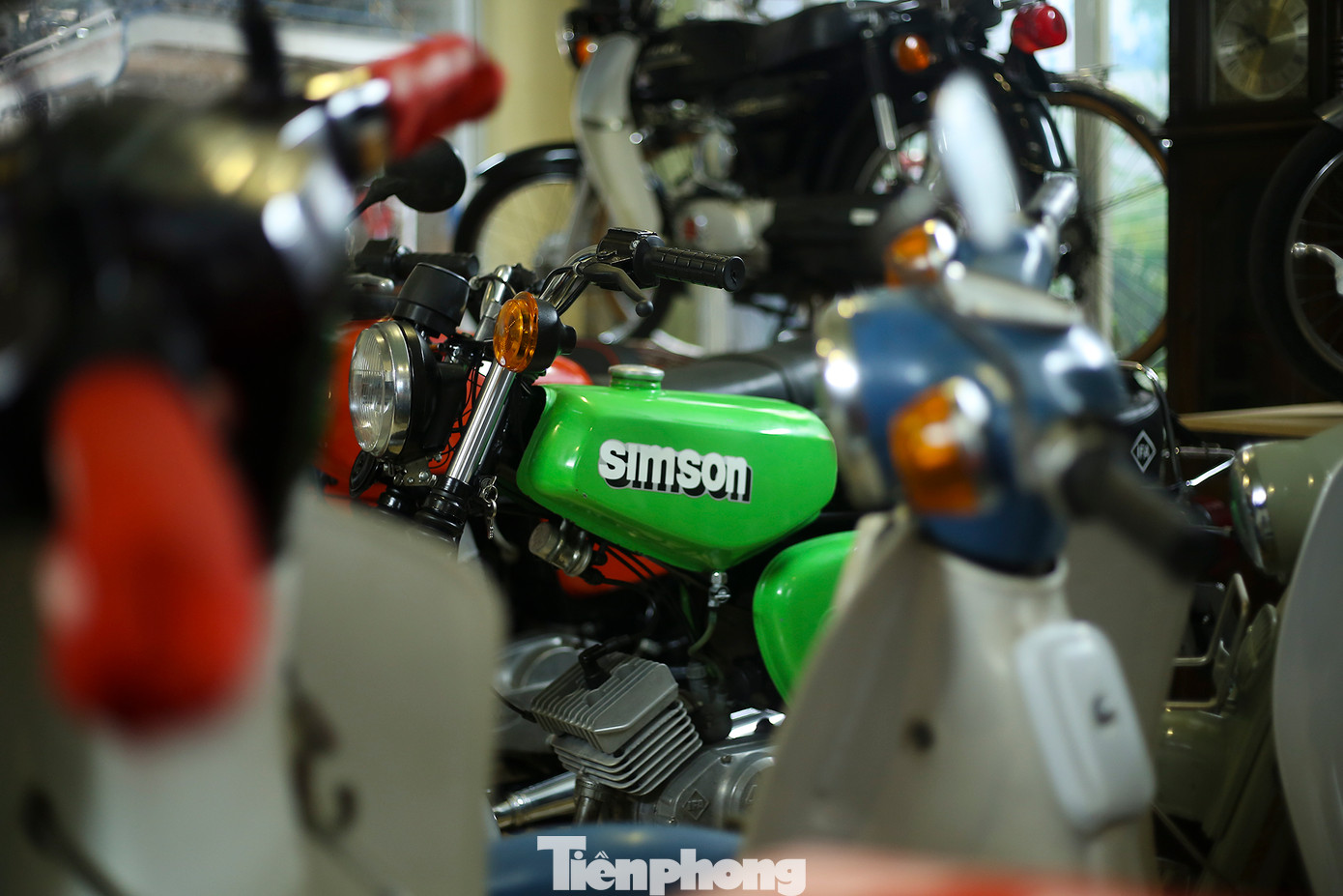 Cứ mỗi lần đón thêm một "em" xe simson về là anh Cường lại nhớ đến những ngày bố cho anh ngồi lên bình xăng xe đèo đi chơi khắp phố.