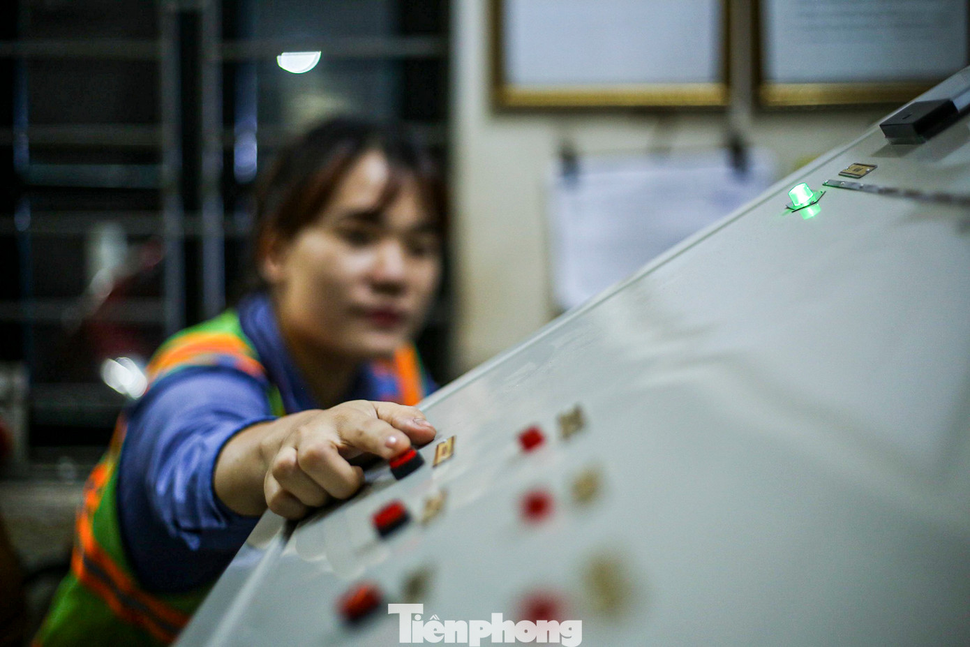 Sau khi nhận lệnh, chị nhanh chóng bật đèn tín hiệu. Ban đêm, đèn là tín hiệu giúp nhân viên trực camera của Công ty CP Đường sắt Hà Nội nhận biết thông tin có tàu sắp qua gác chắn để có phương án chỉ đạo, điều hành phù hợp. Đèn nháy xanh cũng là lúc chị Dung và anh Hưng di chuyển ra ngoài báo hiệu cho người điều khiển phương tiện tham gia giao thông đường bộ được biết.