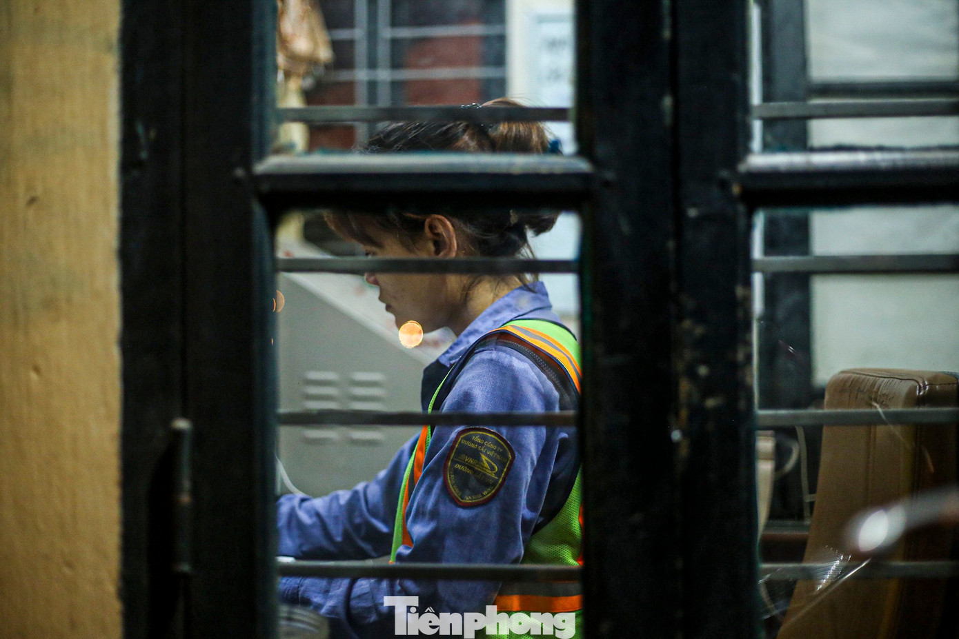 Công việc chính của chị Dung mỗi ca là báo cáo ghi chép, đảm bảo an ninh khu gác và điều chỉnh thanh chắn mỗi khi có tín hiệu tàu đến.