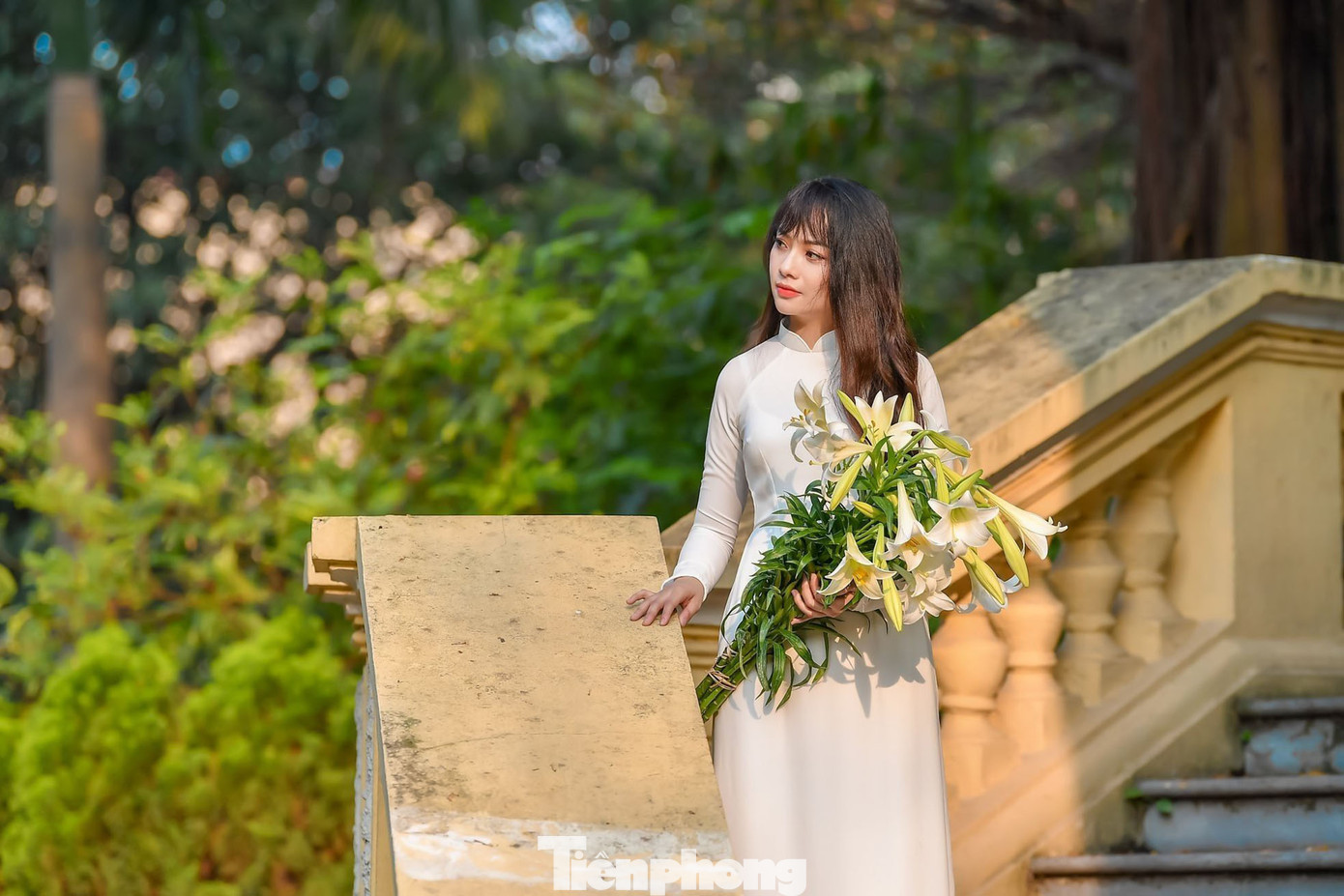 Nhiều bạn trẻ không bỏ lỡ cơ hội lưu lại khoảnh khắc nên thơ của Thủ đô trong mùa loa kèn.