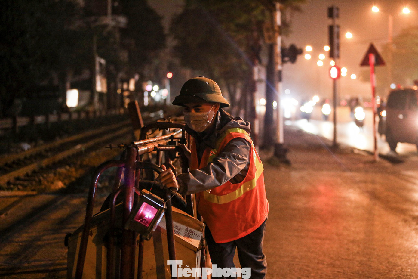 Đồng hành trong ca trực cùng với chị Dung tối hôm nay còn có anh Hưng. Anh đã công tác tại đây được 8 năm.