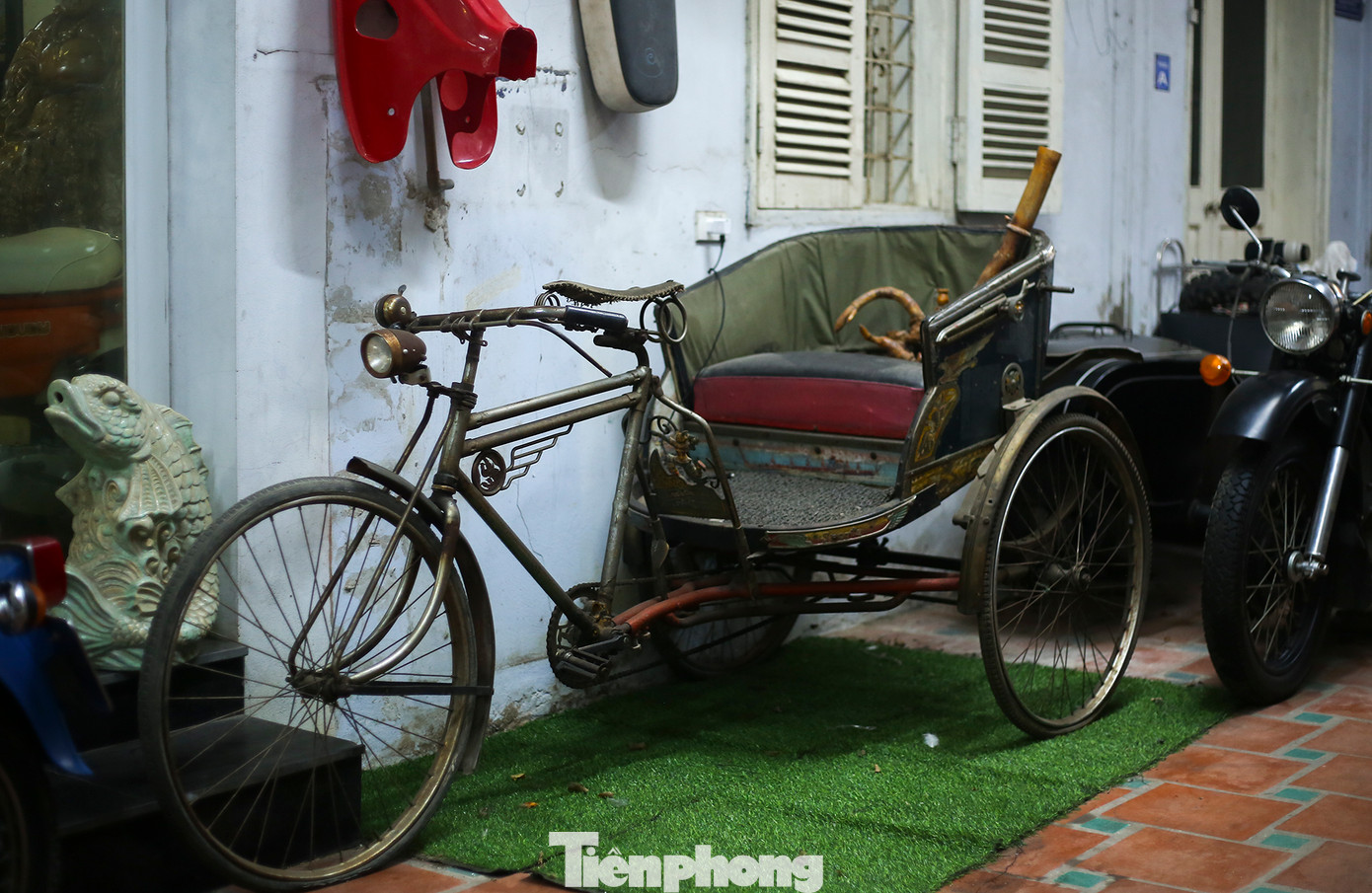Chiếc xe xích lô đầu tiên đánh dấu những ngày đầu “dấn thân” vào chốn mê đồ cũ của anh