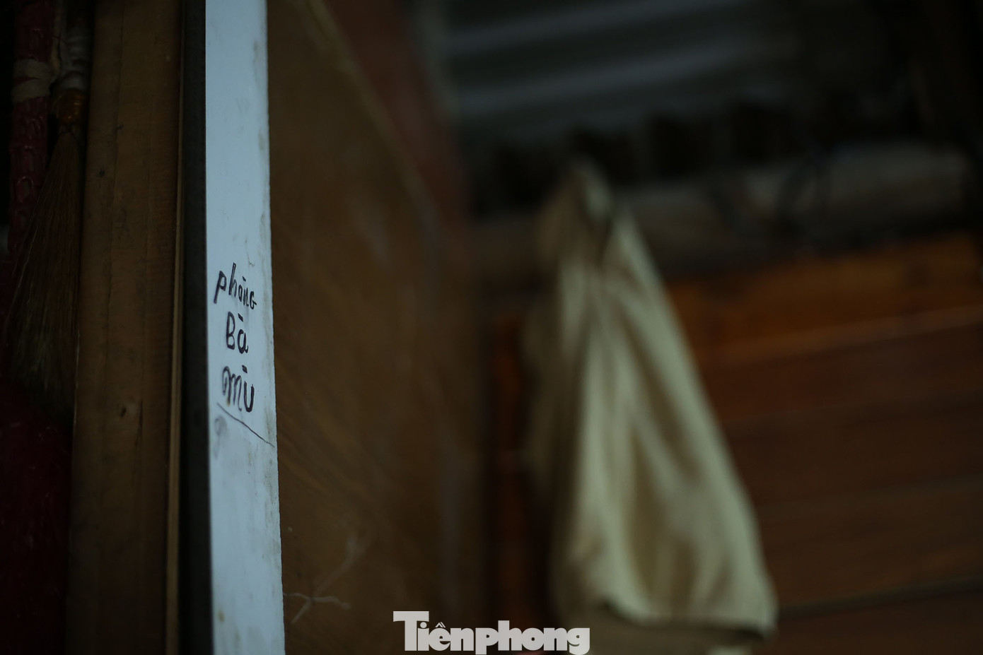 "Chúng tôi sống trong thiếu thốn, đói nghèo nhưng chả bao giờ ốm đau. Hai vợ chồng sống với nhau dù không có con cái nhưng ông ấy vẫn luôn quan tâm, chăm sóc tôi đến tận bây giờ", bà Thủy xúc động khi nói về tình nghĩa với người chồng.