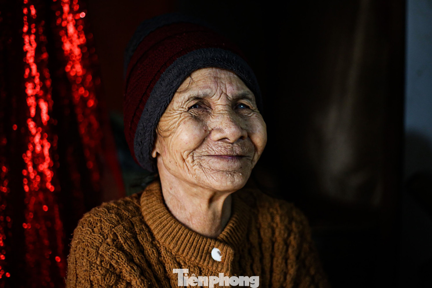 "Ông hay khen bà xinh nên ông không bỏ bà đi theo người khác, ông cứ nói thế để an ủi tôi chứ tầm này xinh hay xấu chẳng quan trọng, quan trọng là ông luôn ở bên cạnh bất kể khi nào" - bà Thủy cứ nhắc tới chồng là cười.