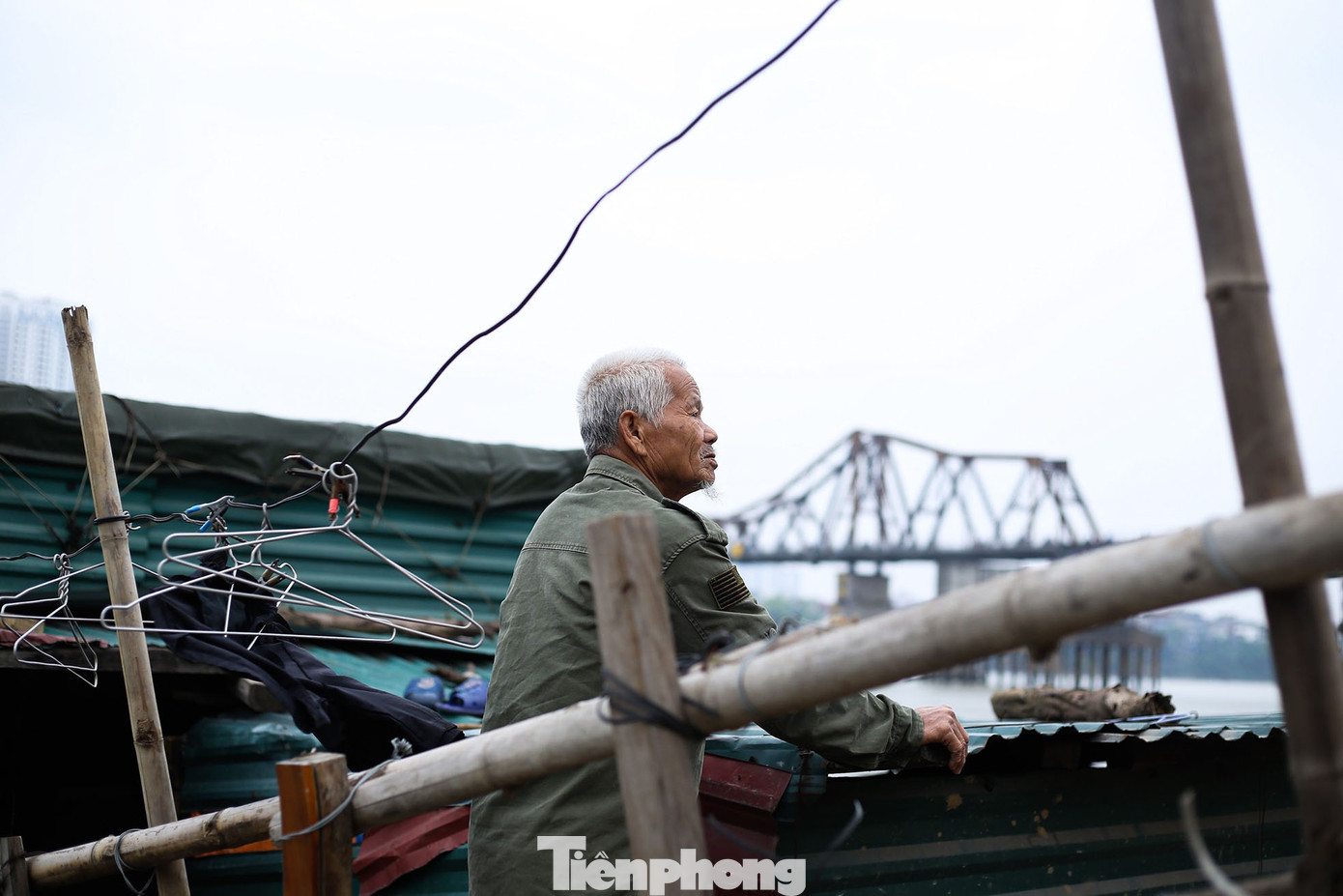 "Một món quà nhỏ từ lúc bên nhau đến giờ ông cũng chưa cho được bà, may mắn bà luôn hiểu và đồng hành với ông, yêu thương ông một cách vô điều kiện nhất. Có thể đôi tai này không nghe rõ những lời bà nói, cơm ăn có thể thiếu, nhưng mỗi khi về, nụ cười của bà là động lực mỗi ngày khiến ông muốn bước tiếp" - ông Thành tâm sự.