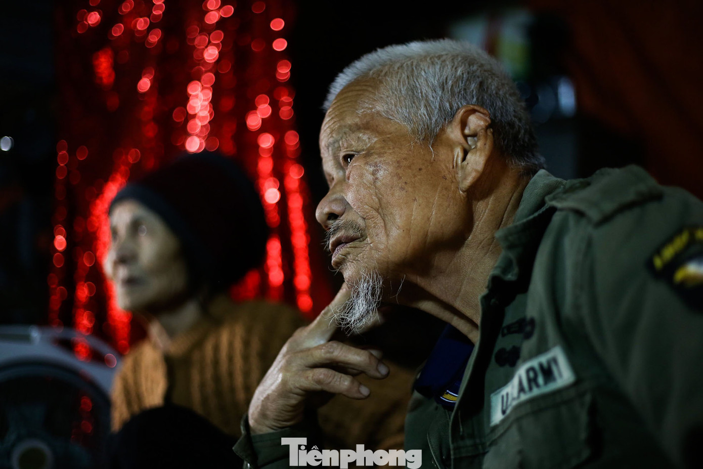 Trong căn nhà, chỉ có chút ánh sáng được chiếu từ chiếc bình ắc quy cũ, ông Thành phe phẩy chiếc quạt. Nhấp ngụm trà đá, làm một hơi thuốc lào ông giãi bày tâm sự từ vài năm trước. Ông bùi ngùi cho biết, mắt vợ ông hỏng hẳn nên không còn thấy gì nữa.