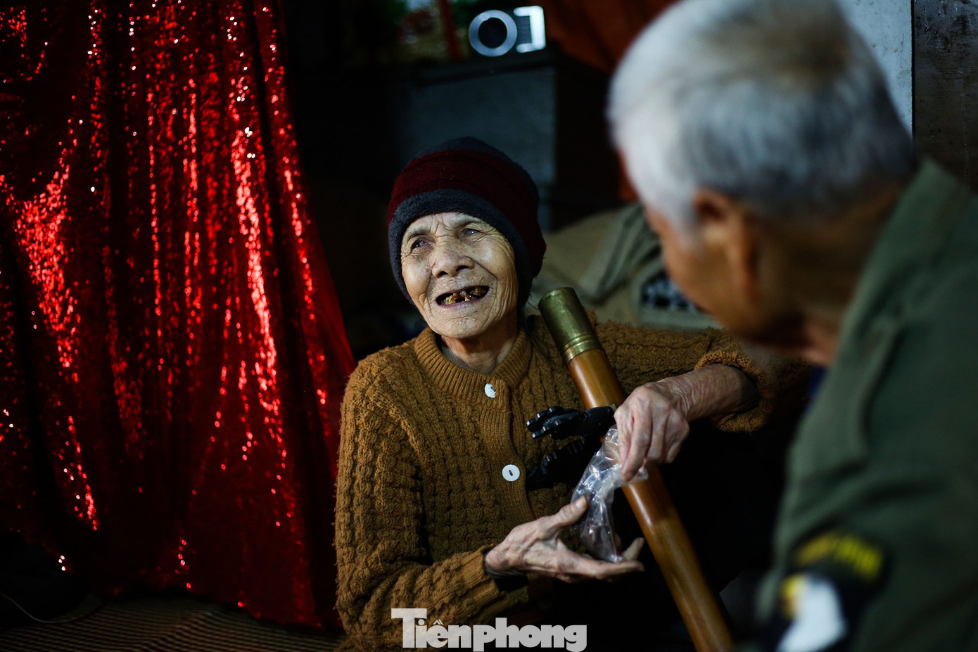 "Ông nhà tôi bị lãng tai, giờ mình còn khoẻ còn nói to được cho ông nghe, không biết sau sức yếu nói sao được với ông nữa" - bà Thuỷ chia sẻ.