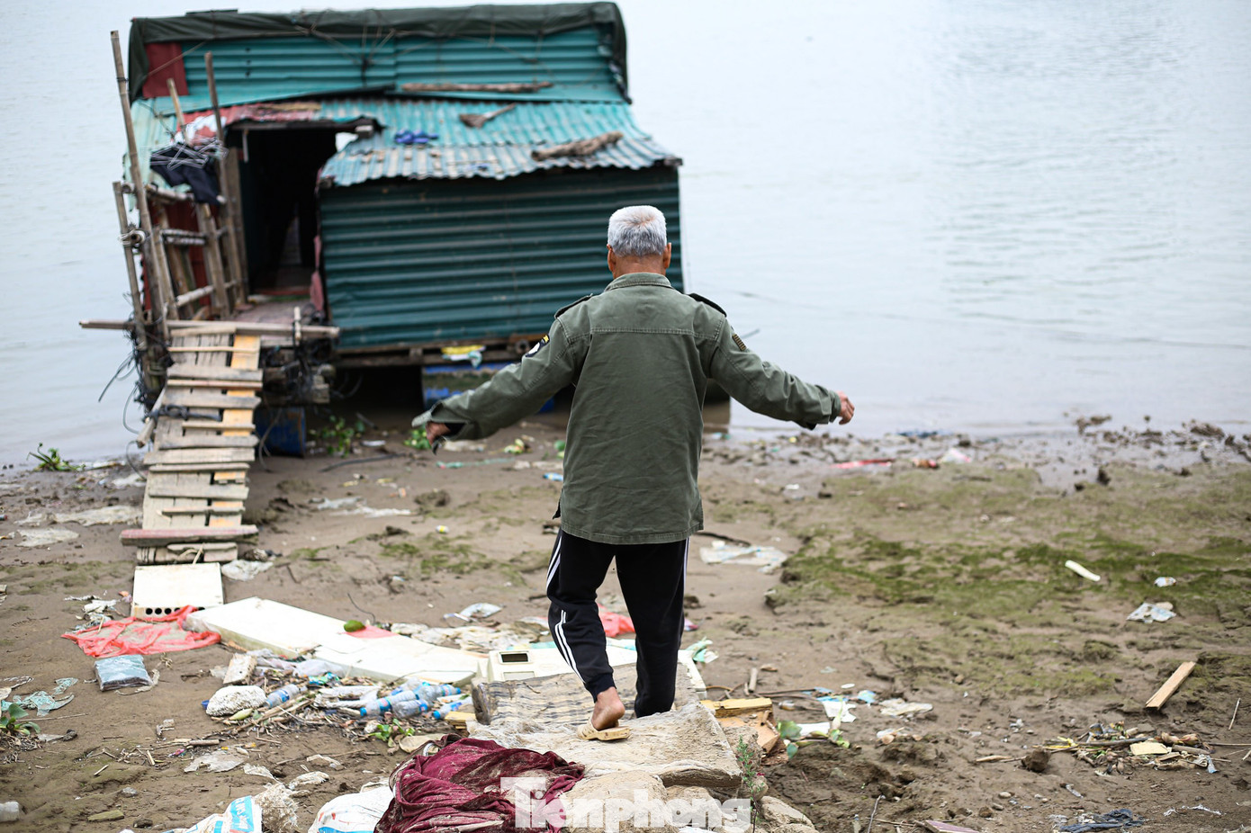 Lối đi nhỏ dẫn đến tổ ấm hạnh phúc được dựng lên từ những tấm nhựa cứng, ván gỗ hay thậm chí là miếng đệm cũ do người dân vứt xuống cầu.