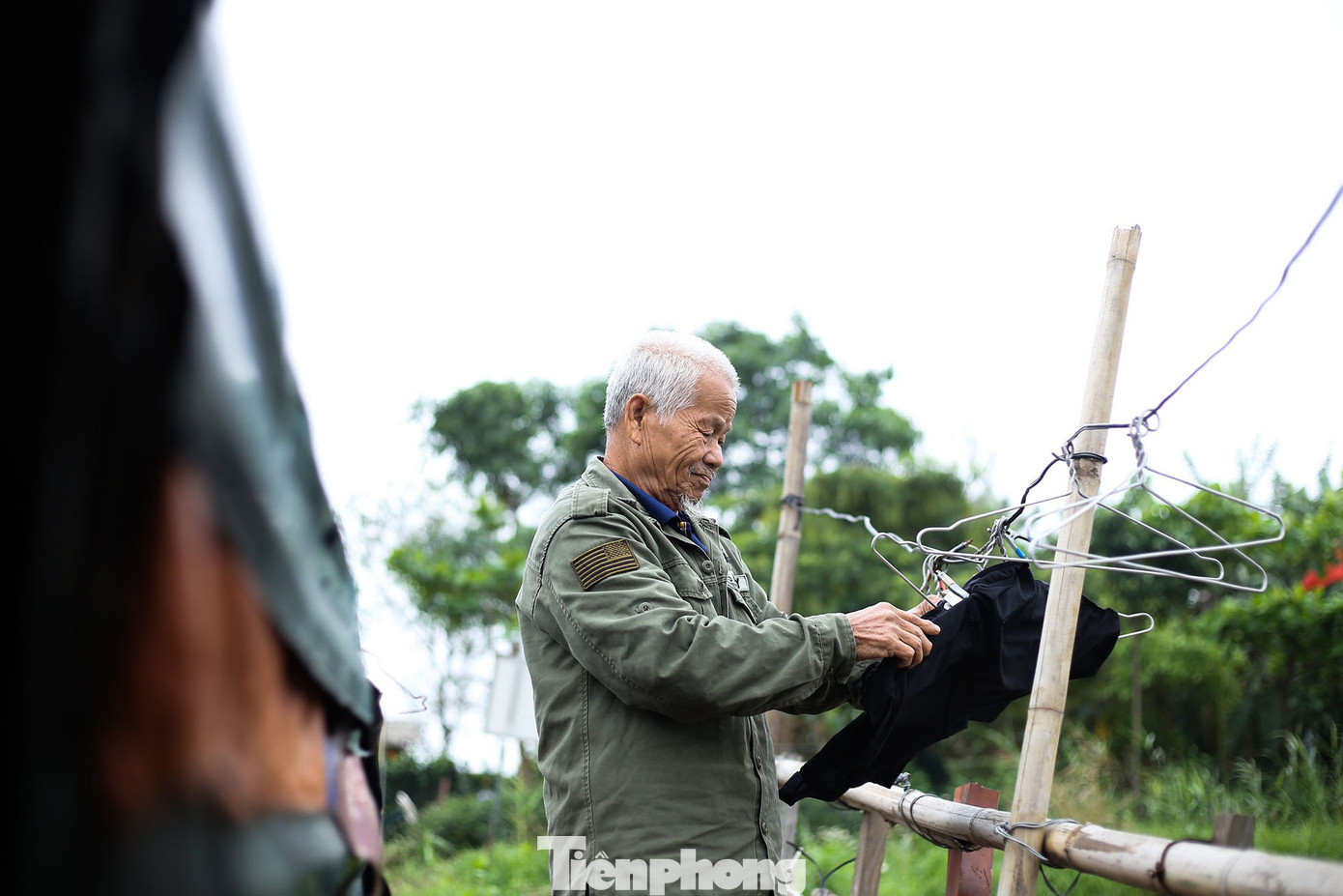 Sau khi bà Thủy bị mù, ông Thành sợ bà nhà mình đi lại vấp ngã nên giành làm toàn bộ công việc từ giặt giũ, nấu cơm đến sửa thuyền...