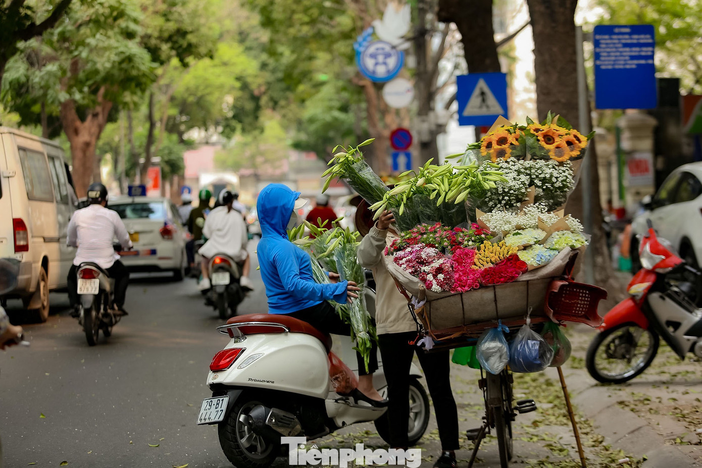 Đâu đâu trên những tuyến phố Hà Nội, dù có vội vã đến mấy cũng có người dừng lại bên những gánh hoa, chăm chú lựa chọn những nhành hoa ưng ý nhất đem về.