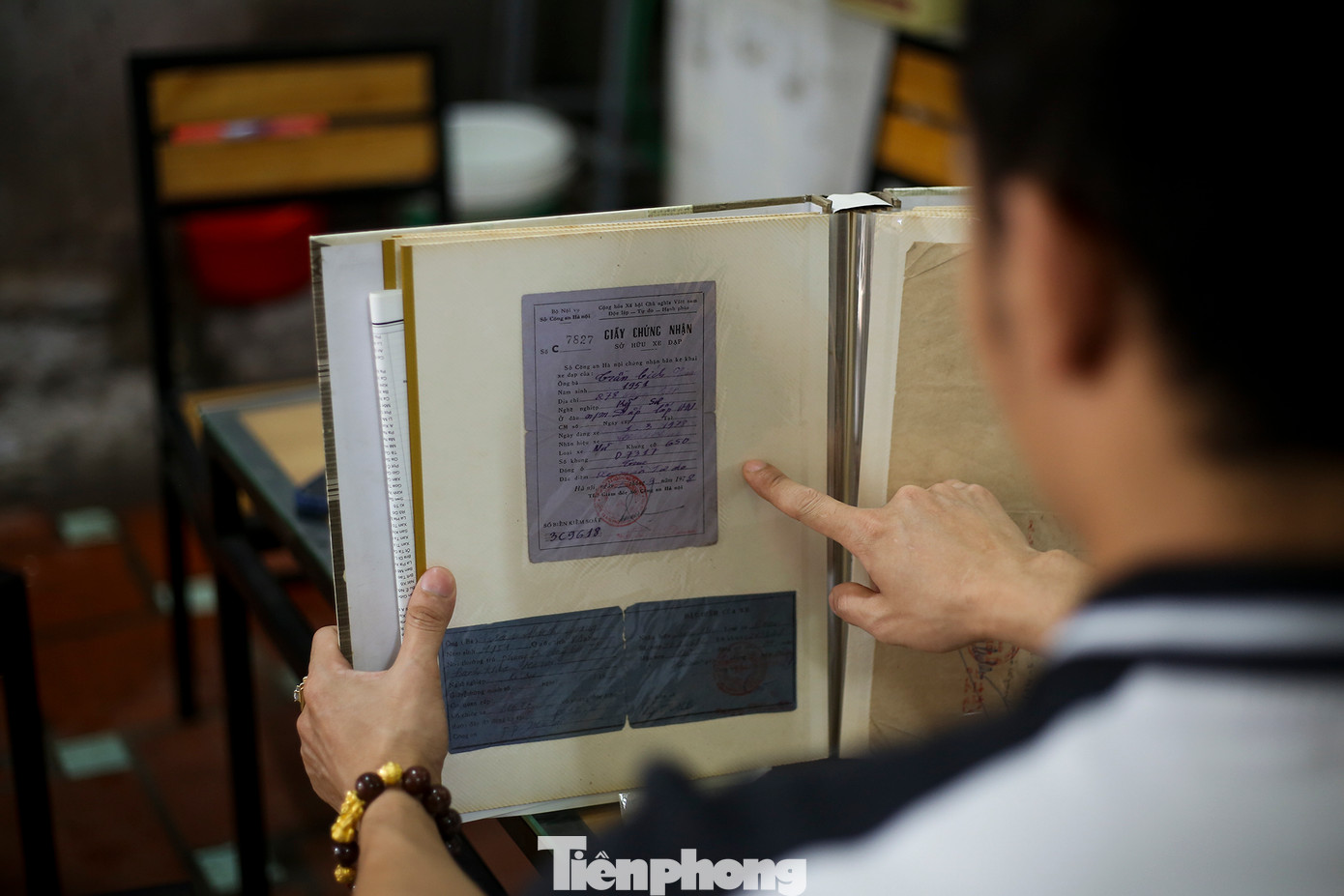 Những tờ giấy chứng nhận quyền sở hữu được anh đóng cẩn thận trong cuốn sổ album.