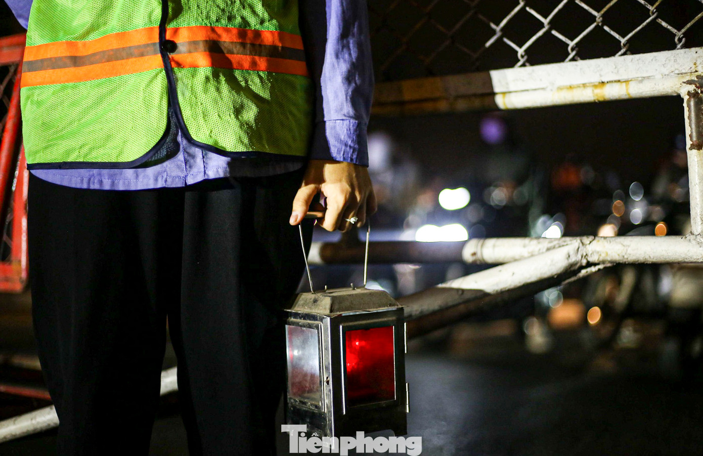 Trong đêm tối, ánh sáng tỏa ra từ cây đèn là tín hiệu để lái tàu biết đường ngang trước mặt đã đảm bảo an toàn. Từ đó, người lái giữ tốc độ phù hợp cho tàu di chuyển qua.