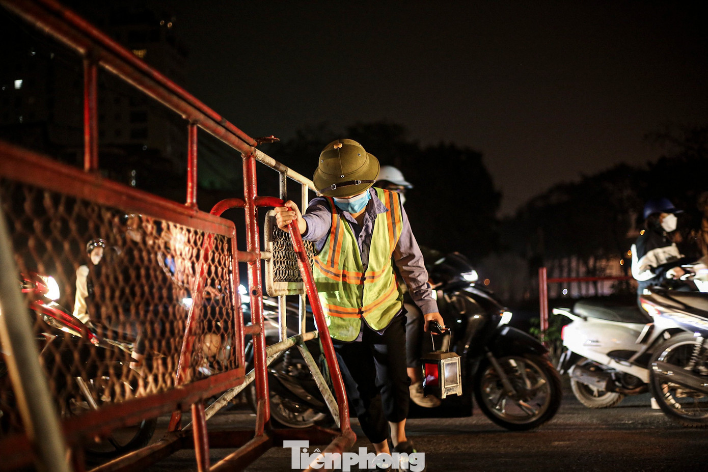 Bàn tay của chị Dung đã bám lấy thanh chắn nặng trịch mỗi ngày đẩy vài chục lượt qua lại ròng rã gần 6 năm trời. Nhân viên gác chắn phải tuân thủ không được rời vị trí trực trong bất cứ hoàn cảnh nào.