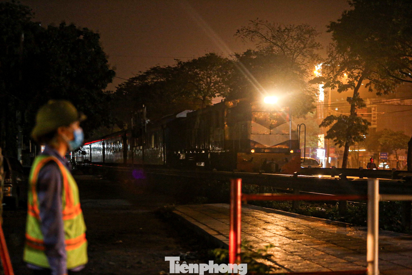 So với nam giới, công việc gác tàu đối với những người phụ nữ còn áp lực hơn nhiều. Thức trắng đêm đón tiễn tàu đã là sự nỗ lực mà không phải ai cũng hiểu.