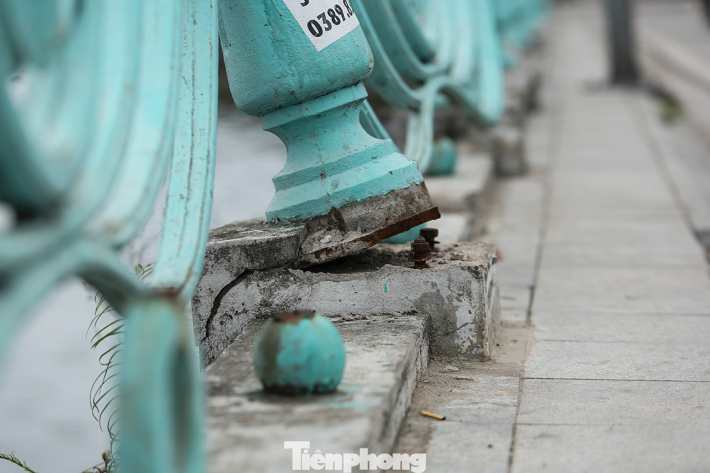 Một đoạn lan can trên đường Quảng An đã "ngã ngửa" bung ốc chỉ chờ ngày đổ .