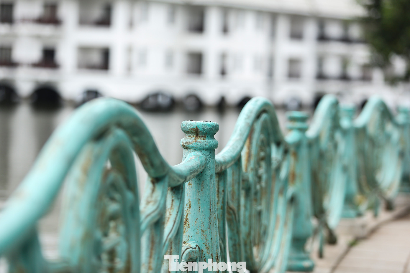 Một đoạn lan can trên tuyến phố Từ Hoa đã "nhẵn trụi" không còn một quả cầu gang nào.