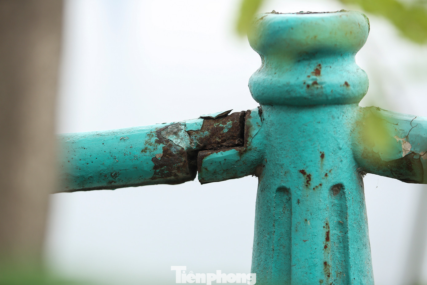 Những quả cầu gang bị đánh cắp, nước mưa cùng nhiều yếu tố khác rơi vào khiến cho phần lõi của lan can cũng bị hư hỏng nặng.