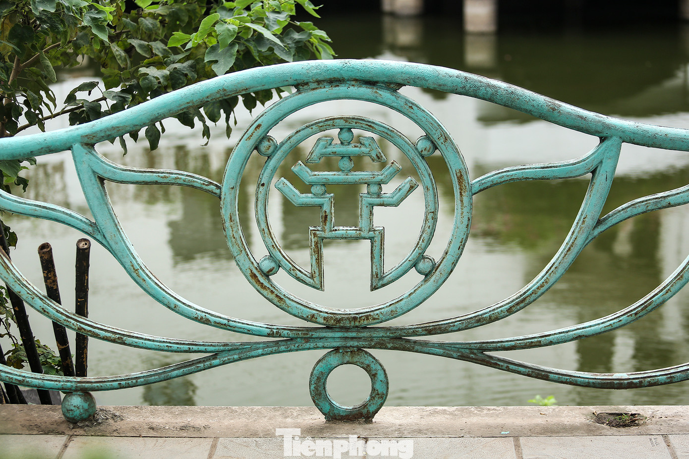 Trên tuyến đường Từ Hoa, nhiều đoạn lan can đã bị đánh cắp quả cầu gang phía bên dưới khiến cho kết cấu của lan can bị lung lay.