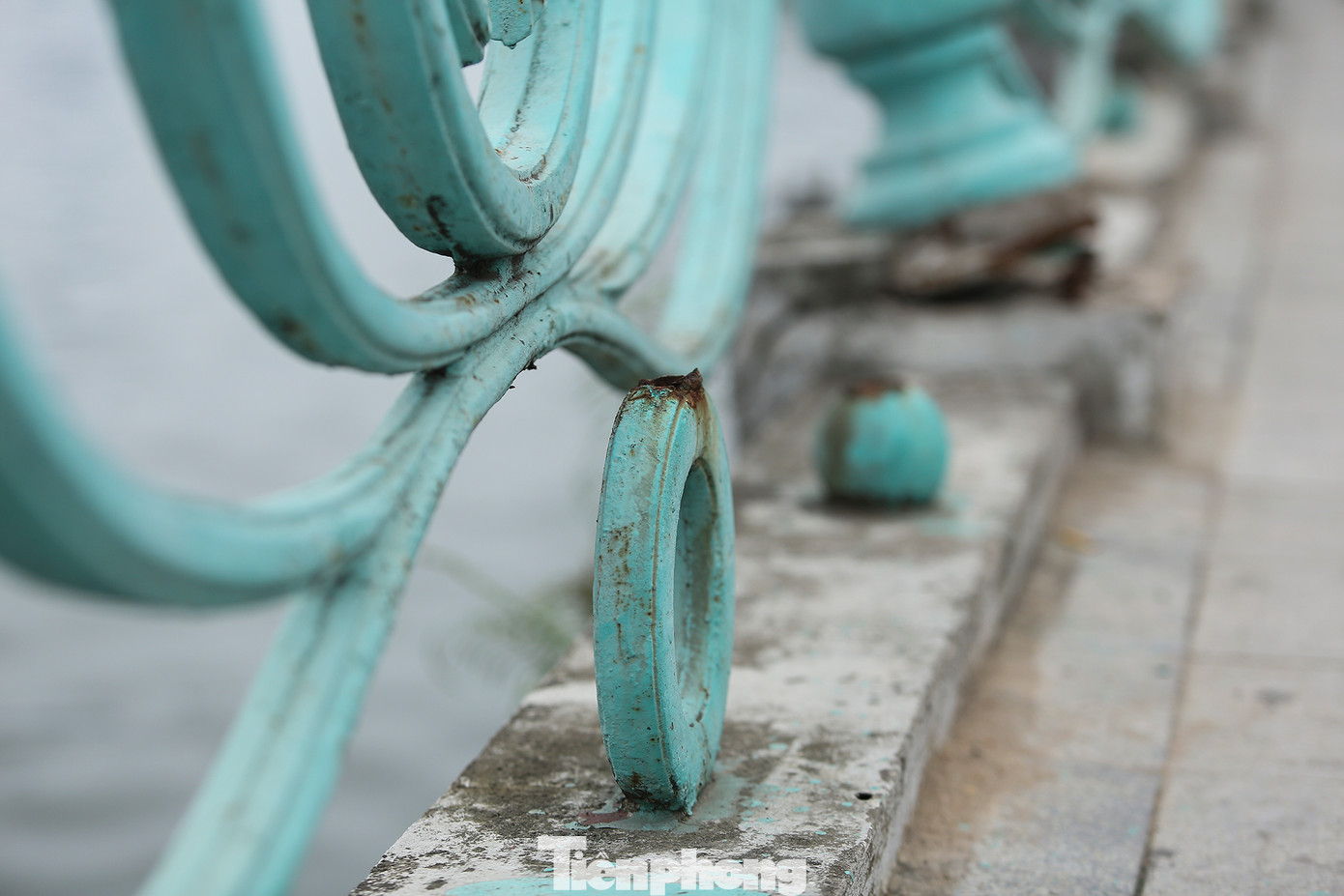 Mối hàn của phần khung sắt do tác động của thời gian đã bung gãy.