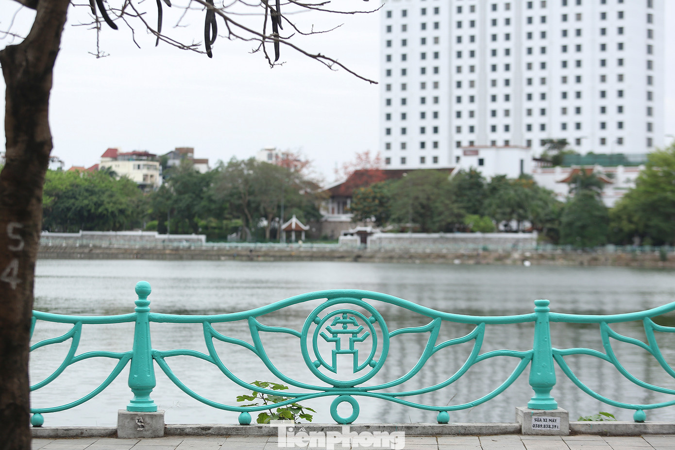 May mắn hơn thì "Bên mất, bên còn" trên đoạn hành lang mới sơn tại con phố Quảng An.