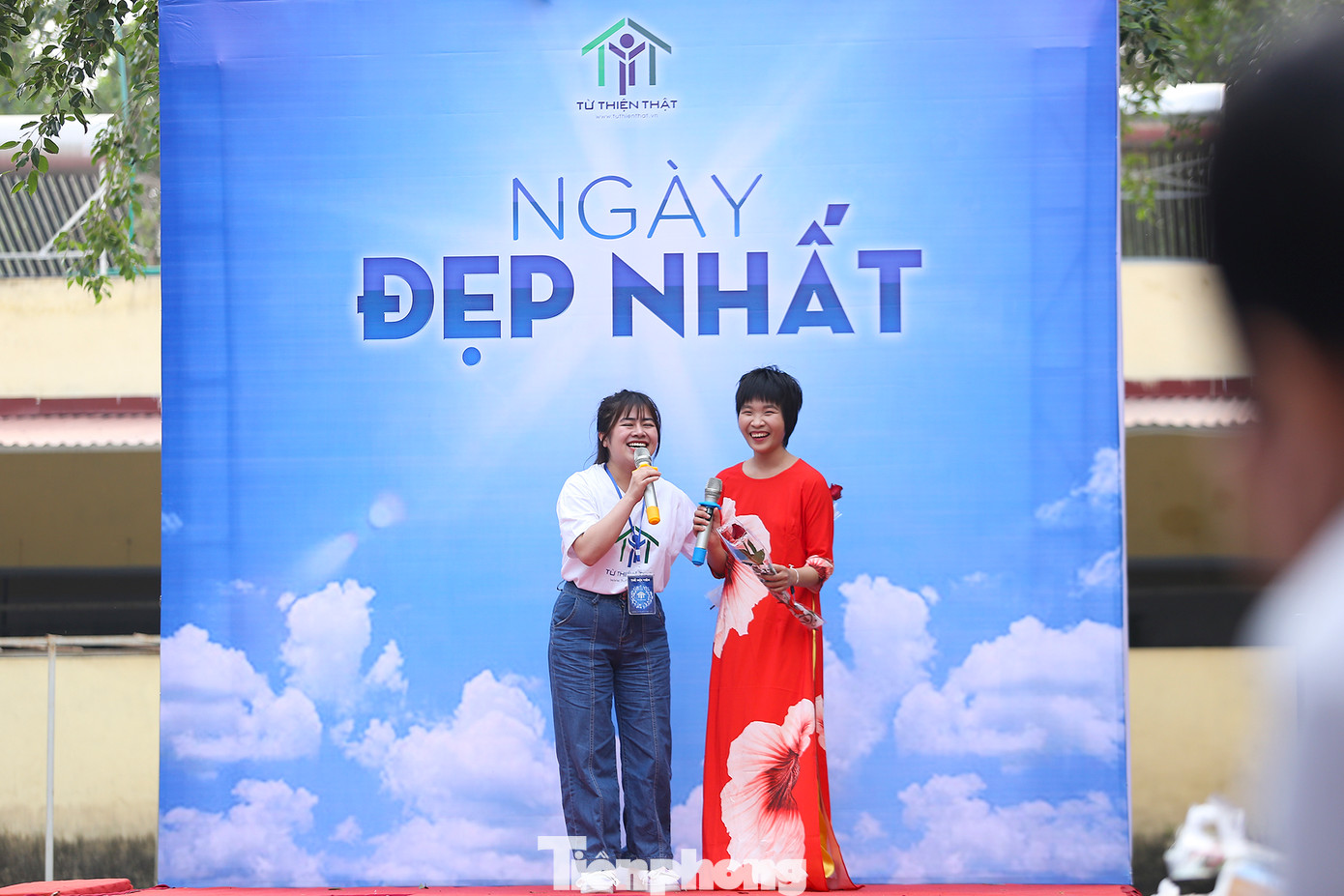 Minh Tú lần đầu được đứng trên sân khấu song ca ca khúc Quả Phụ Tướng cùng ca sĩ Phạm Hoàng Dung.