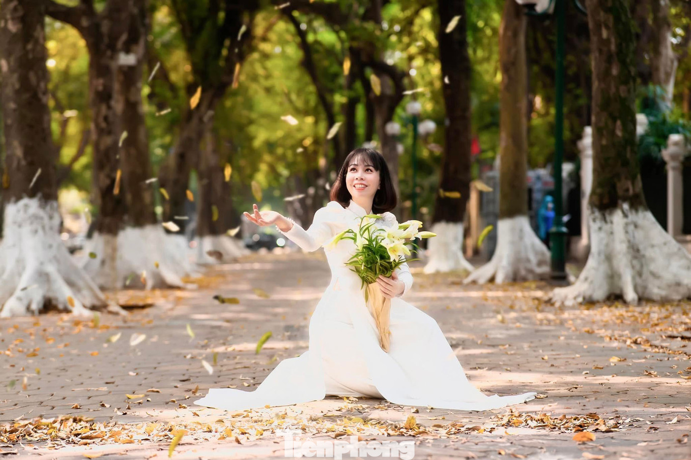 Nét đẹp dịu dàng của người con gái Hà Thành bên bó hoa loa kèn trắng tinh khôi trên tuyến phố Phan Đình Phùng.