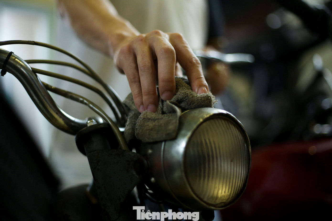 "Lắm lúc, con cái cứ ghen tị vì mình chăm xe còn hơn cả chăm con, lau từng chút một để xe lúc nào cũng được bóng loáng"