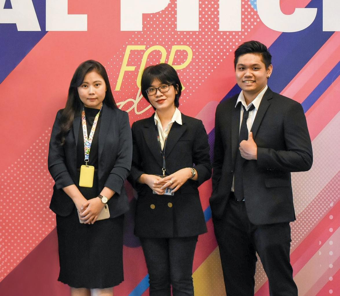 Nhóm ba sinh viên Khoa Kinh doanh và Quản trị, Đại học RMIT, (trong hình từ trái sang) gồm Lạc Tú Châu, Lê Khắc Yến Nhi và Hà Tuấn Nghiệp đã sáng lập một cổng điện tử đưa nông sản Việt đến gần với người mua trong nước và quốc tế hơn. Nhóm ba sinh viên Khoa Kinh doanh và Quản trị, Đại học RMIT, (trong hình từ trái sang) gồm Lạc Tú Châu, Lê Khắc Yến Nhi và Hà Tuấn Nghiệp đã sáng lập một cổng điện tử đưa nông sản Việt đến gần với người mua trong nước và quốc tế hơn.