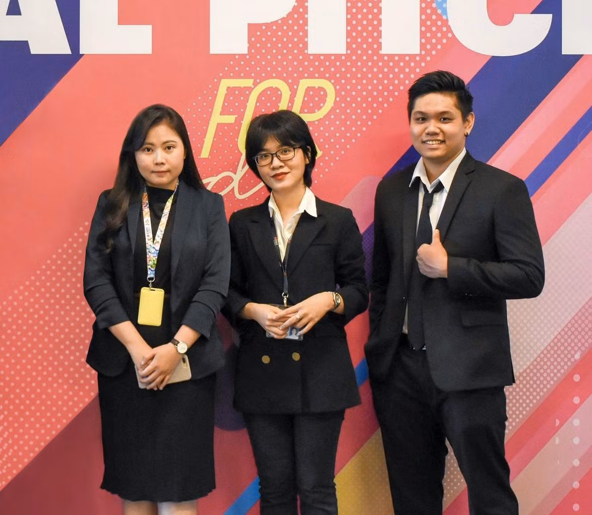 Nhóm ba sinh viên Khoa Kinh doanh và Quản trị, Đại học RMIT, (trong hình từ trái sang) gồm Lạc Tú Châu, Lê Khắc Yến Nhi và Hà Tuấn Nghiệp đã sáng lập một cổng điện tử đưa nông sản Việt đến gần với người mua trong nước và quốc tế hơn.