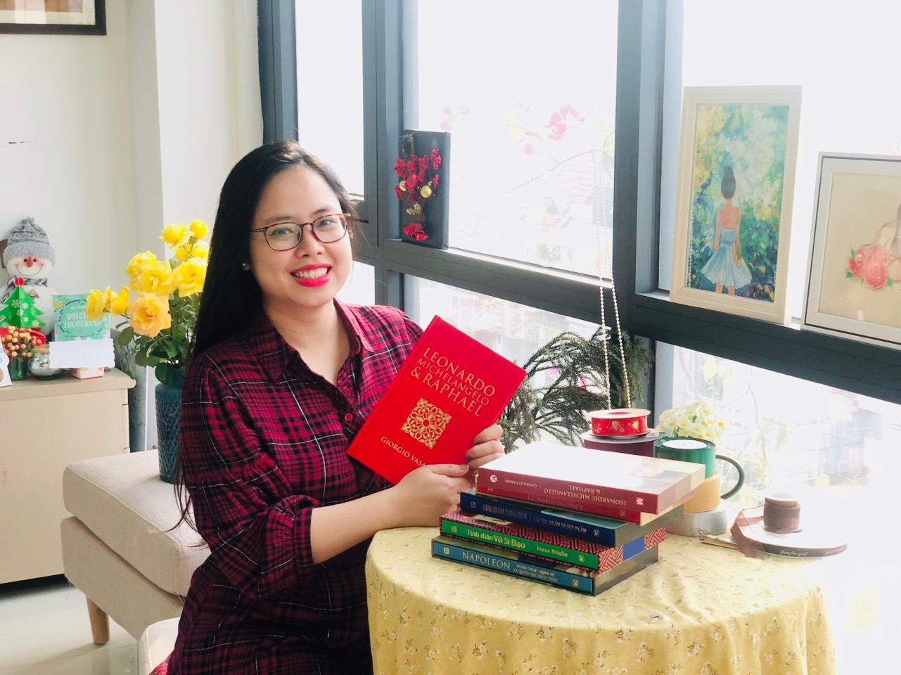 Chị Nguyễn Thu Trang – Giám đốc Bản quyền và Xuất bản của thương hiệu Tân Việt Books – bên cạnh các cuốn sách sang trọng. Chị Nguyễn Thu Trang – Giám đốc Bản quyền và Xuất bản của thương hiệu Tân Việt Books – bên cạnh các cuốn sách sang trọng.