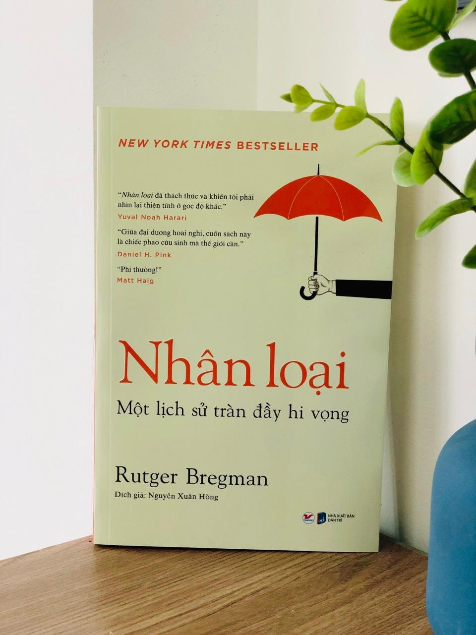 Nhân loại, một lịch sử tràn đầy hi vọng được thai nghén và viết trong 7 năm, cuốn sách lọt vào đề cử của Giải thưởng Andrew Carnegie năm 2021, nằm trong danh sách 50 cuốn sách phi hư cấu xuất sắc nhất năm 2020 của tờ The Washington Post. Tính đến nay tác phẩm này được dịch ra hơn 40 ngôn ngữ trên thế giới.