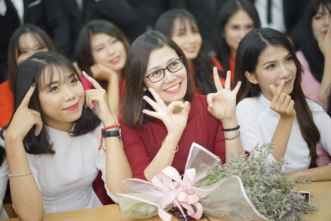 TS. Đào Thị Thu Trang và sinh viên TS. Đào Thị Thu Trang và sinh viên