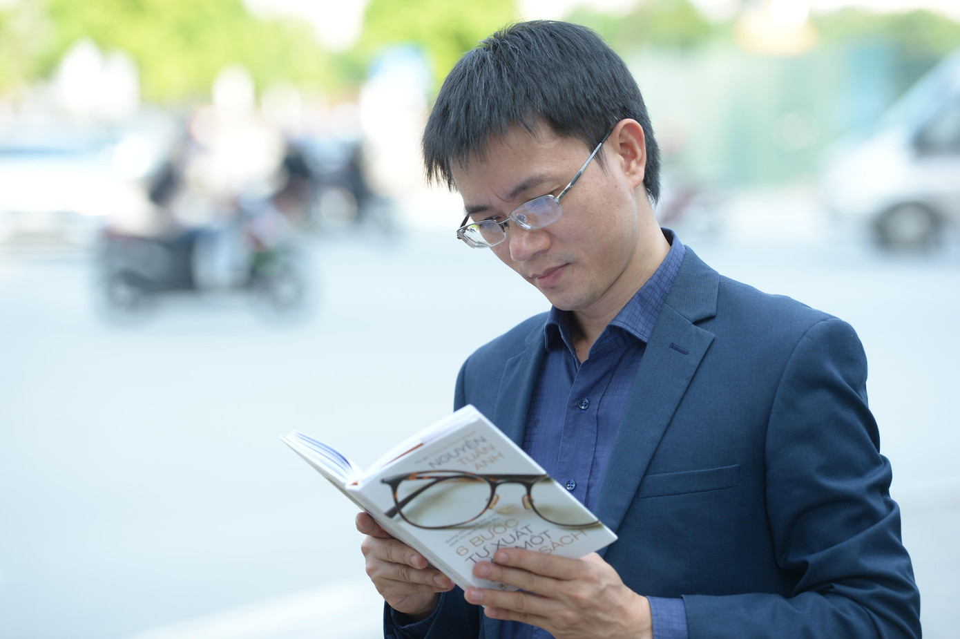 Tác giả, nhà báo Nguyễn Tuấn Anh đang công tác tại báo Tiền Phong, có gần 10 năm tư vấn xuất bản sách cho nhiều nhân vật nổi tiếng, trong đó có TS Lê Thẩm Dương (Chuyên gia kinh tế, diễn giả hàng đầu Việt Nam), TS Alok Bharadwaj (Nguyên Chủ tịch Hiệp hội Giám đốc Marketing châu Á)... Photo: Dương Triều.