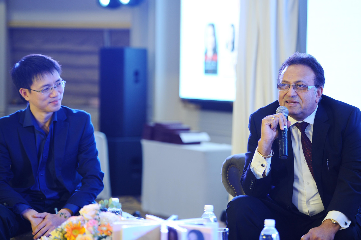 TS Alok Bharadwaj và tác giả, nhà báo Nguyễn Tuấn Anh - chuyên gia viết sách best-seller cho người nổi tiếng. Nhà báo Nguyễn Tuấn Anh đang công tác tại báo Tiền Phong.